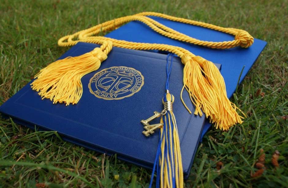 The Pros and Cons of Using a Fake Graduation Degree for Replacement